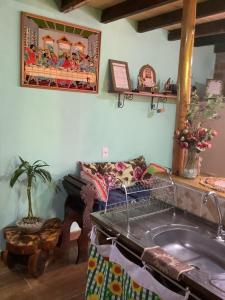 uma sala de estar com um lavatório e um sofá em Pousada Taruma Challes 02 em Bonito