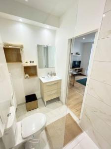 łazienka z prysznicem, toaletą i umywalką w obiekcie Hyper centre appartement Cosy WIFI w mieście Rodez