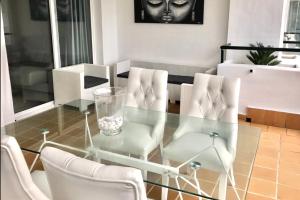 Posedenie v ubytovaní MI CAPRICHO BEACHFRONT- 9F Apartment with sea views - Costa del Sol