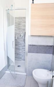 um banheiro com chuveiro, vaso sanitário e pia em [Parco M. Claro] Matrimoniale con Bagno Privato. em Cagliari