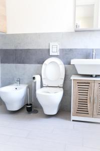 um banheiro com vaso sanitário e pia em [Parco M. Claro] Matrimoniale con Bagno Privato. em Cagliari