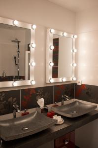 een badkamer met 2 wastafels en een spiegel bij Clos du Mont Rouge in Bouzy