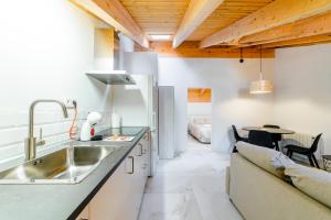 eine Küche mit einem Waschbecken und einem Tisch in der Unterkunft Ático Santa Clara in Burgos