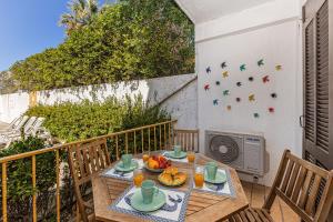 una mesa en un balcón con comida en Moinhos Apartment by Algarve Golden Properties, en Lagos