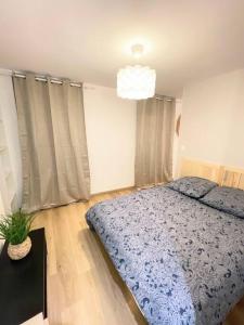 Postel nebo postele na pokoji v ubytování / Cocon \ paisible hyper centre RODEZ