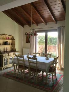 comedor con mesa, sillas y ventana en Eva's cottage Kastelli Pediados, en Kardhoulianós
