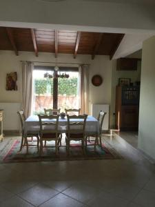 una sala da pranzo con tavolo, sedie e finestra di Eva's cottage Kastelli Pediados a Kardhoulianós