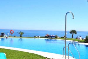 Bazén v ubytovaní MI CAPRICHO BEACHFRONT- 9F Apartment with sea views - Costa del Sol alebo v jeho blízkosti