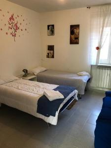 a bedroom with two beds and a window at CASA VACANZE ROSA BLU in Giffoni Valle Piana