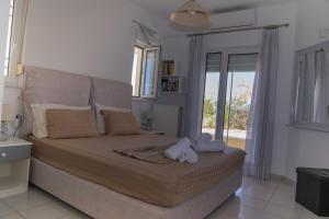 - une chambre avec un lit et des serviettes dans l'établissement Villa Lygaria, à Ligaria