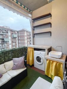 eine Waschmaschine und ein Waschbecken auf dem Balkon in der Unterkunft MYHOUSE INN SUITE PARADISO - Affitti Brevi Italia in Collegno