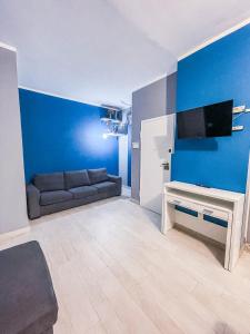 a living room with a couch and a flat screen tv at MYHOUSE INN SUITE PARADISO - Affitti Brevi Italia in Collegno