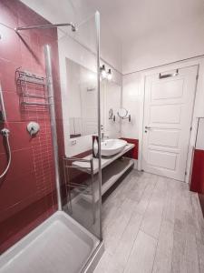 a bathroom with a glass shower and a sink at MYHOUSE INN SUITE PARADISO - Affitti Brevi Italia in Collegno