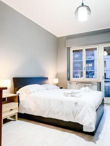 a bedroom with a large bed and a window at MYHOUSE INN SUITE PARADISO - Affitti Brevi Italia in Collegno