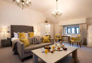 ein Wohnzimmer mit einem Sofa und einem Tisch in der Unterkunft Stanley House Hotel & Spa in Blackburn