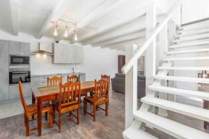 a kitchen and dining room with a table and chairs at Villa Rosa Kringa in Tinjan