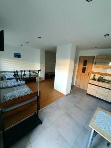 Pokój z 3 łóżkami piętrowymi i kuchnią w obiekcie Noclegi Stacja Wilkołaz 
