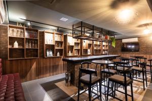 a bar with tables and stools in a restaurant at VNC13 Conforto e Estilo Perto do Metrô Anhangabaú in Sao Paulo