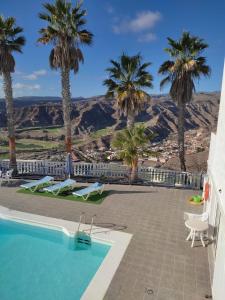 een villa met zwembad en palmbomen bij Residence Vista Golf in Mogán