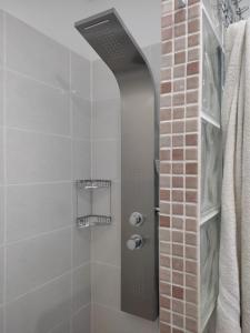 een douche met een glazen deur in een badkamer bij Residence Vista Golf in Mogán