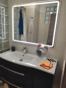 een wastafel in de badkamer met een grote spiegel erboven bij Residence Vista Golf in Mogán +19 foto's