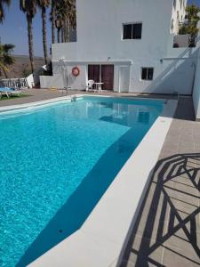 een zwembad voor een huis bij Residence Vista Golf in Mogán