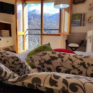 Tempat tidur dalam kamar di Appartamento con vista sul Cimone