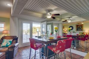 uma sala de jantar com uma mesa e cadeiras vermelhas em Breezy White Sands House Steps to Gulf Shore! em Clearwater Beach