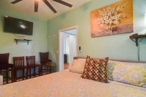 um quarto com uma cama e uma televisão na parede em Breezy White Sands House Steps to Gulf Shore! em Clearwater Beach