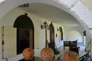 an archway in a room with chairs and a table at Grand Maison Du Fort in Škorak
