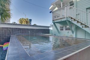 uma piscina com um deque numa casa em Breezy White Sands House Steps to Gulf Shore! em Clearwater Beach