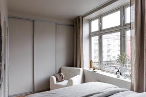 Schlafzimmer mit einem Bett und einem Fenster in der Unterkunft Hotel suite apartment in Oslo