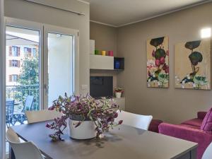 una sala de estar con una mesa con una maceta. en Apartment Cà Ben-2 by Interhome, en Dongo