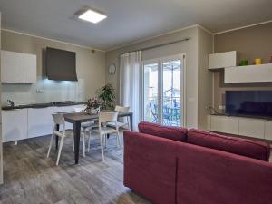 sala de estar con sofá rojo y mesa en Apartment Cà Ben-2 by Interhome, en Dongo