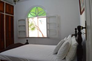 a bedroom with a bed and a window at Grand Maison Du Fort in Škorak +69 photos