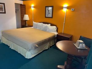 Postel nebo postele na pokoji v ubytování Sunrise Motel