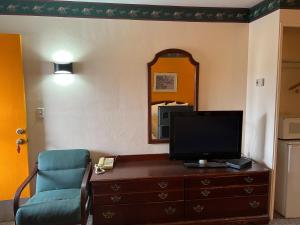 TV a/nebo společenská místnost v ubytování Sunrise Motel