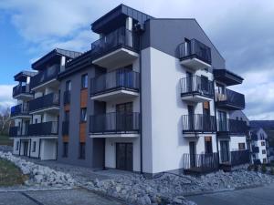 ein Gebäude mit Balkonen an der Seite in der Unterkunft Apartament Zuza w Wiśle in Wisła
