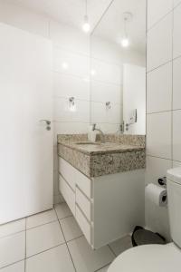 La salle de bains est pourvue d'un lavabo et de toilettes. dans l'établissement Cabo Frio com conforto e estilo!!!, à Cabo Frio