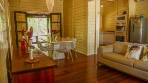 uma sala de estar com um sofá, uma mesa e uma cozinha em villa del sole lagoa em Jiloca de Jericoacoara