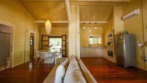 un soggiorno con divano e cucina di CASA MIRAGE lagoa a Jijoca de Jericoacoara