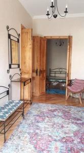een kamer met een slaapkamer met een bed en een tapijt bij Old Street in Koetaisi