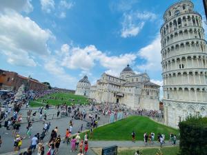 a group of people walking around the leaning tower of pisa at Amarin Pisa Apartment in Pisa