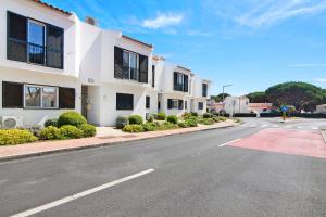 an empty street in front of a building at Apartamento Acácia in Vale do Lobo