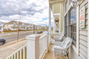 einen Balkon eines Hauses mit zwei Stühlen und einer Straße in der Unterkunft Balcony View, Updated Interior, Close to the Beach! in Atlantic City