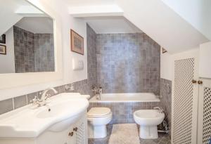Koupelna v ubytování Casa Eolo + 30 fotografií