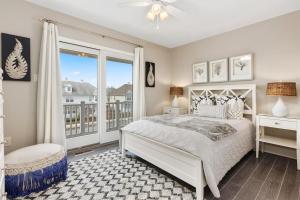 ein Schlafzimmer mit einem Bett und einem großen Fenster in der Unterkunft Balcony View, Updated Interior, Close to the Beach! in Atlantic City