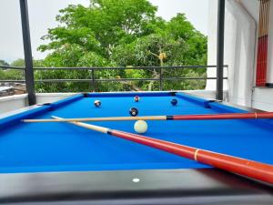 a pool table with balls and cues on it at Hotel Santa Fe del Parque in Santa Fe de Antioquia