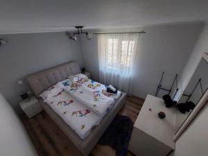 - une petite chambre avec un lit et une table dans l'établissement Casa Bucium, à Bucium