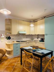 a kitchen with a table and chairs in it at Il palombaro bianco in Pugliola